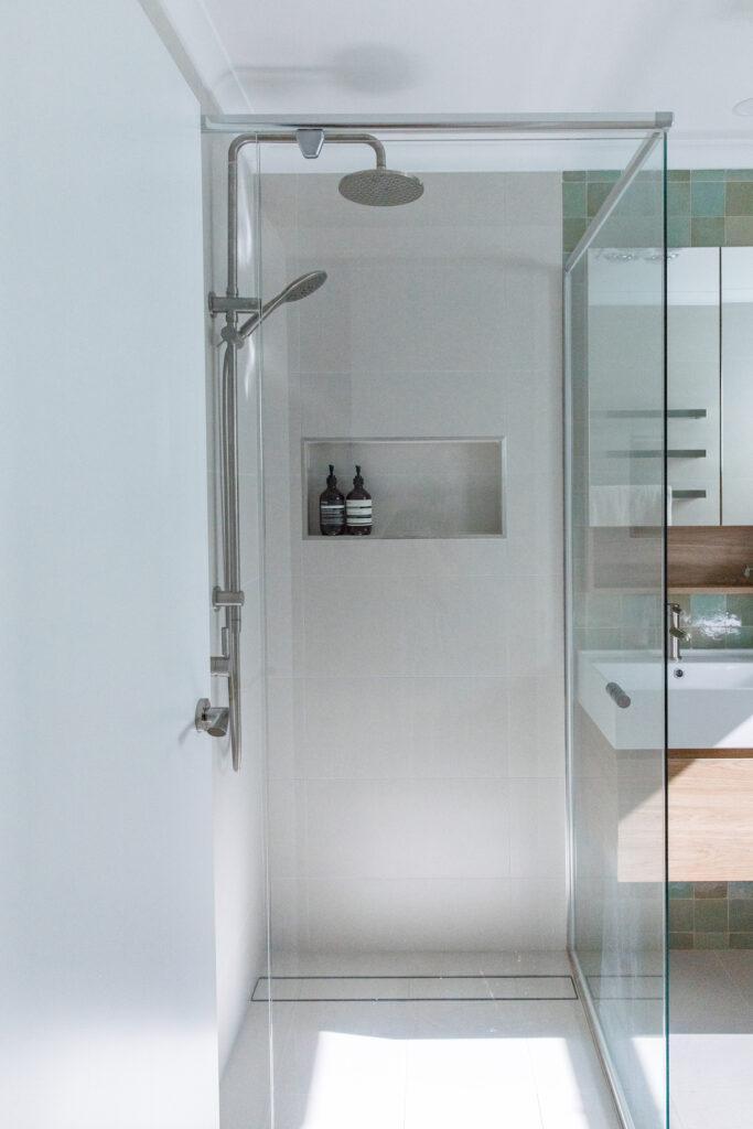 Evatt Shower and vanity