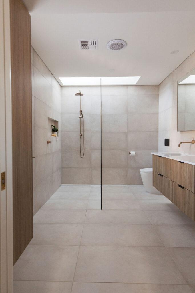 Warm and tonal bathroom like day spa