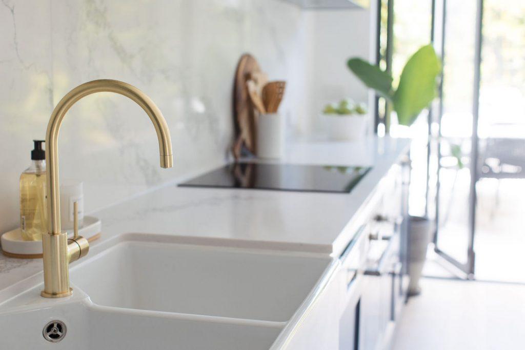 Curved kitchen mixer