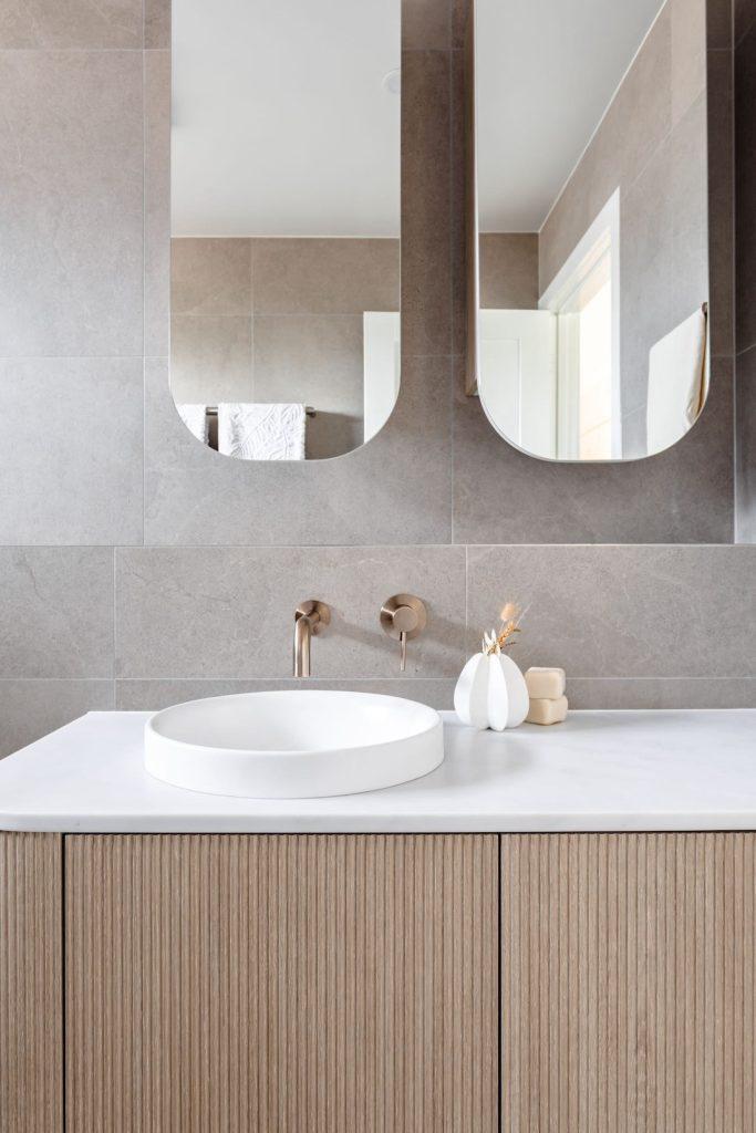 Beige tiles and soft curves in this serene tonal bathroom | TR